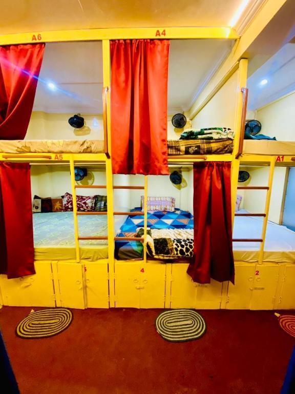 Namo Guest House Only For Indians Benares Buitenkant foto