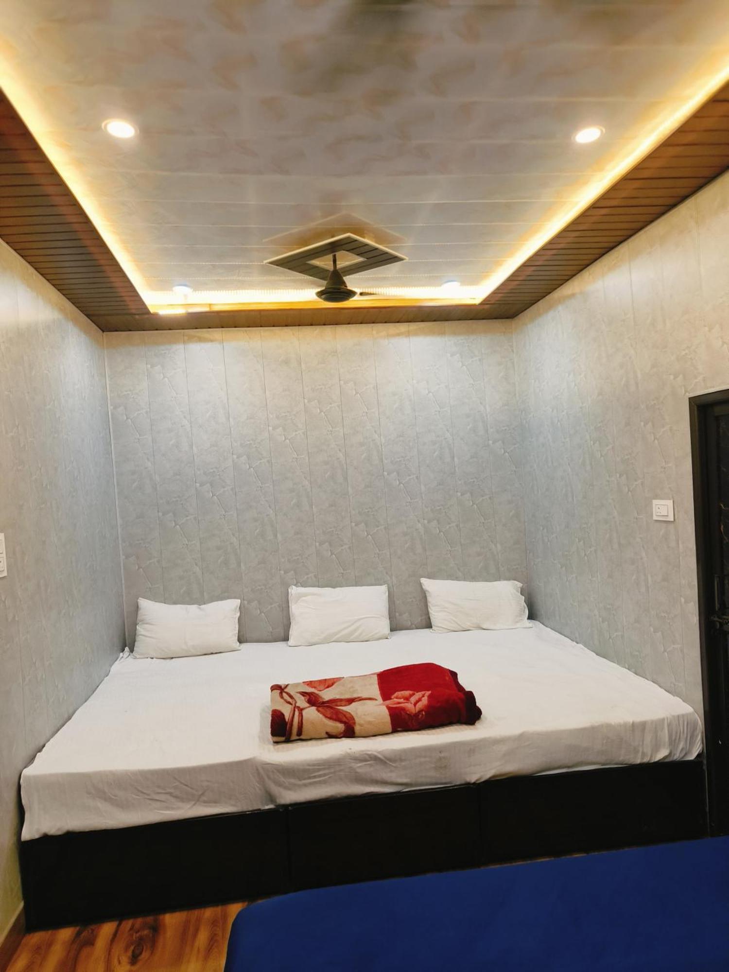 Namo Guest House Only For Indians Benares Buitenkant foto