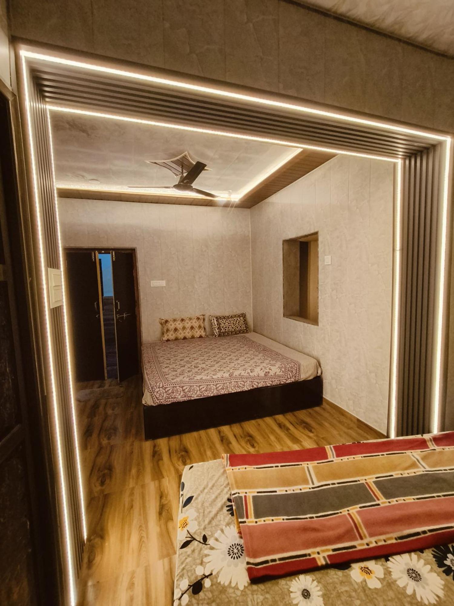 Namo Guest House Only For Indians Benares Buitenkant foto