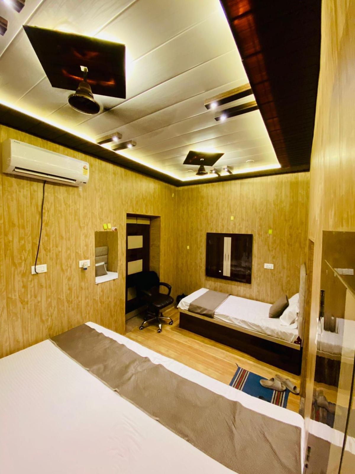 Namo Guest House Only For Indians Benares Buitenkant foto
